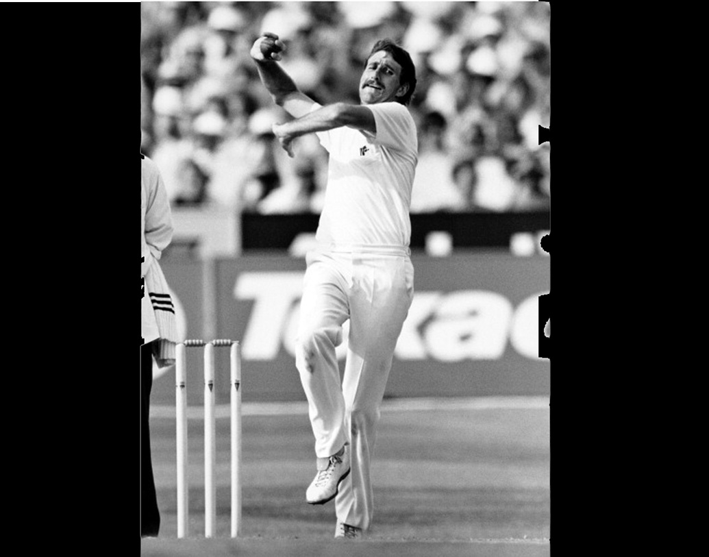 ১৯৭৭ সালে ইংল্যান্ড ও নিউজিল্যান্ডের টেস্টে এউইন চ্যাটফিল্ড মাঁকড় আউট করেন ইংল্যান্ডের ডেরেক র‌্যান্ডালকে।