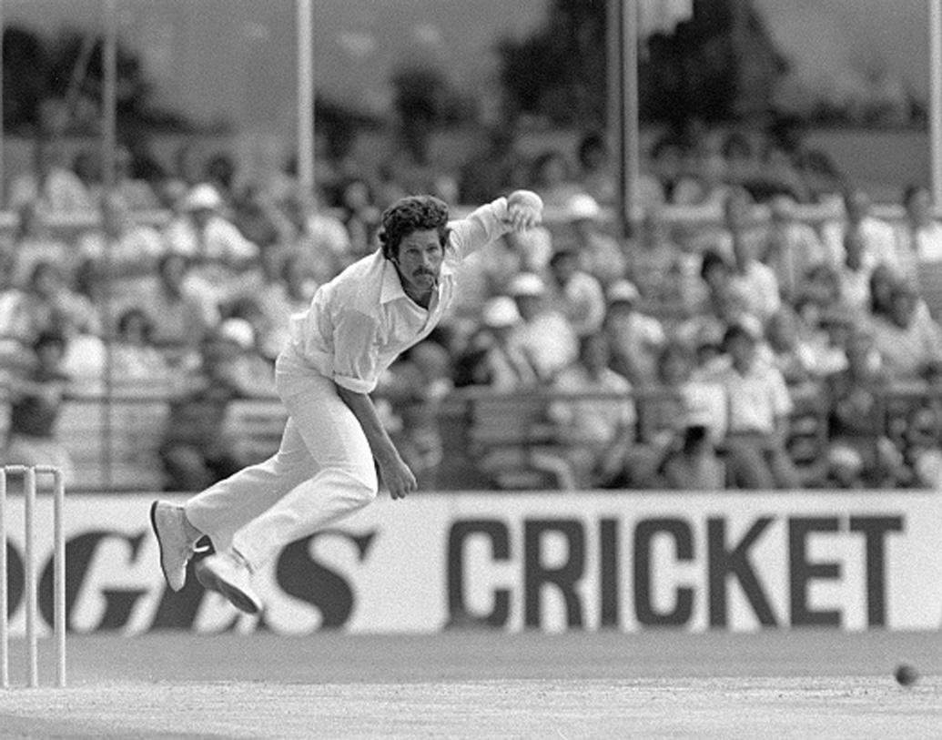 ১৯৭৮ সালে পার্‌থে পাকিস্তান ও অস্ট্রেলিয়ার ম্যাচে সিকন্দর বখতকে আউট করেন অ্যালান হার্স্ট।