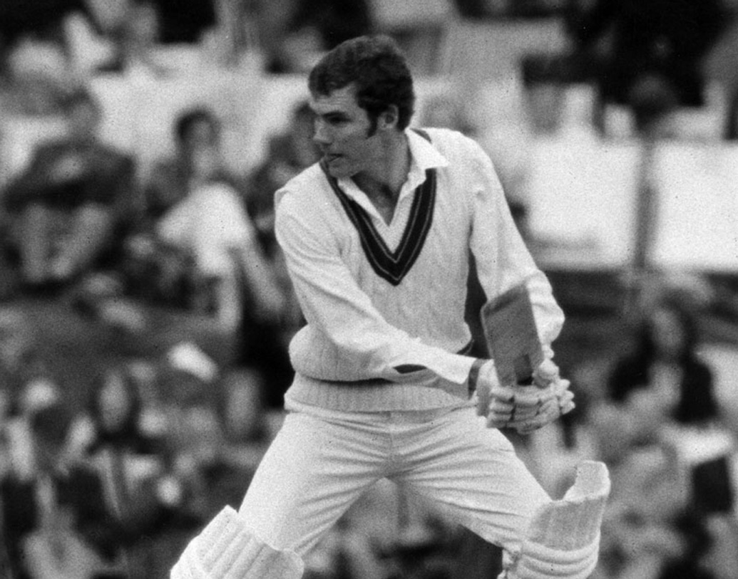 এত গেল টেস্টের কথা। এ বার একদিনের ক্রিকেটে আসা যাক। ১৯৭৫ সালে ইংল্যান্ড-অস্ট্রেলিয়ার ম্যাচে ব্রায়ান লকহার্স্টকে মাঁকড় আউট করেন গ্রেগ চ্যাপেল।