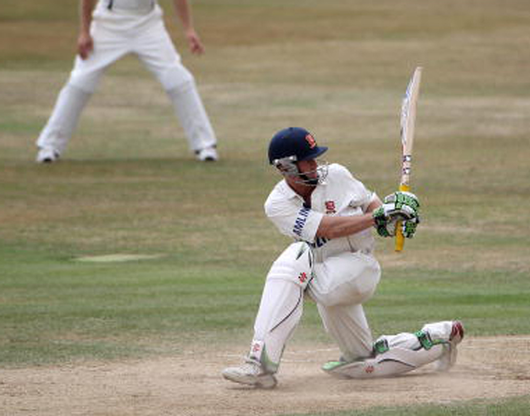 জিম্বাবোয়ে ও নিউজিল্যান্ডের ম্যাচে হারারেতে ১৯৯২ সালে গ্র্যান্ট ফ্লাওয়ারকে মাঁকড় আউট করেন দীপক পটেল।