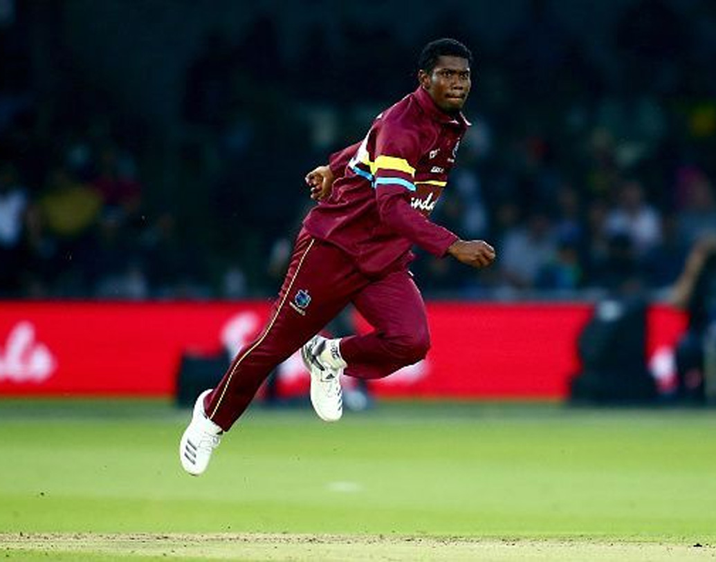 ২০১৬ সালে আইসিসি অনূর্ধ্ব ১৯ বিশ্বকাপে ওয়েস্ট ইন্ডিজ জিম্বাবোয়ের খেলায় কিমো পল মাঁকড় আউট করেন রিচার্ড এনগারাভাকে। ম্যাচ জিতে ফাইনালে ওঠে ওয়েস্ট ইন্ডিজ।