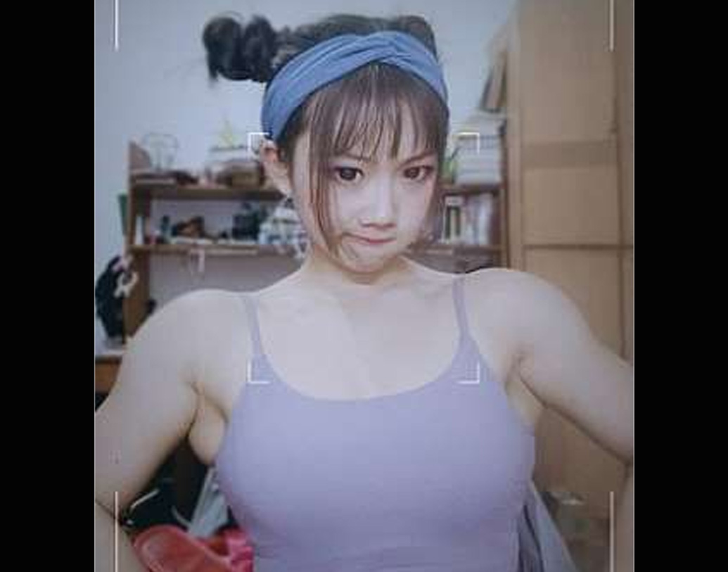 চিনের ছাত্রী চেং লু। নেটদুনিয়ায় তিনি পরিচিত কিং কং বার্বি নামে। তাঁর মুখের গড়ন পুতুলের মতো, একেবারে যেন বার্বি। কিন্তু চেহারায় তিনি একদমই বার্বি নন। জিমে গিয়ে ‘ফিজিক’ তৈরি করতেই ব্যস্ত থাকেন তিনি।