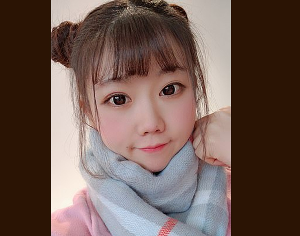 প্রতি দিন দেহের প্রতিটি অংশের জন্য ভিন্ন ভিন্ন শারীরিক কসরত করেন চেং। তবে মন দিয়ে স্নাতক স্তরের পড়াশোনা করতেও ভোলেন না।