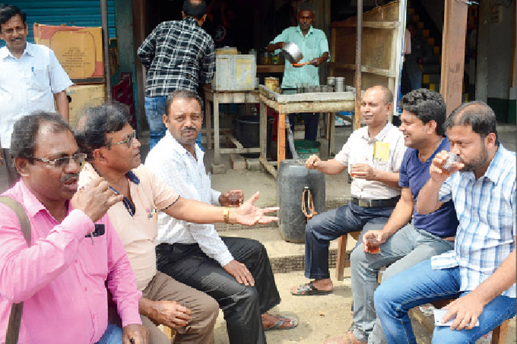 চায়ের-কাপে-তুফান: রাজনৈতিক চাওয়া-পাওয়া নিয়ে মত বিনিময় এলাকাবাসীর। ছবি: নির্মাল্য প্রামাণিক