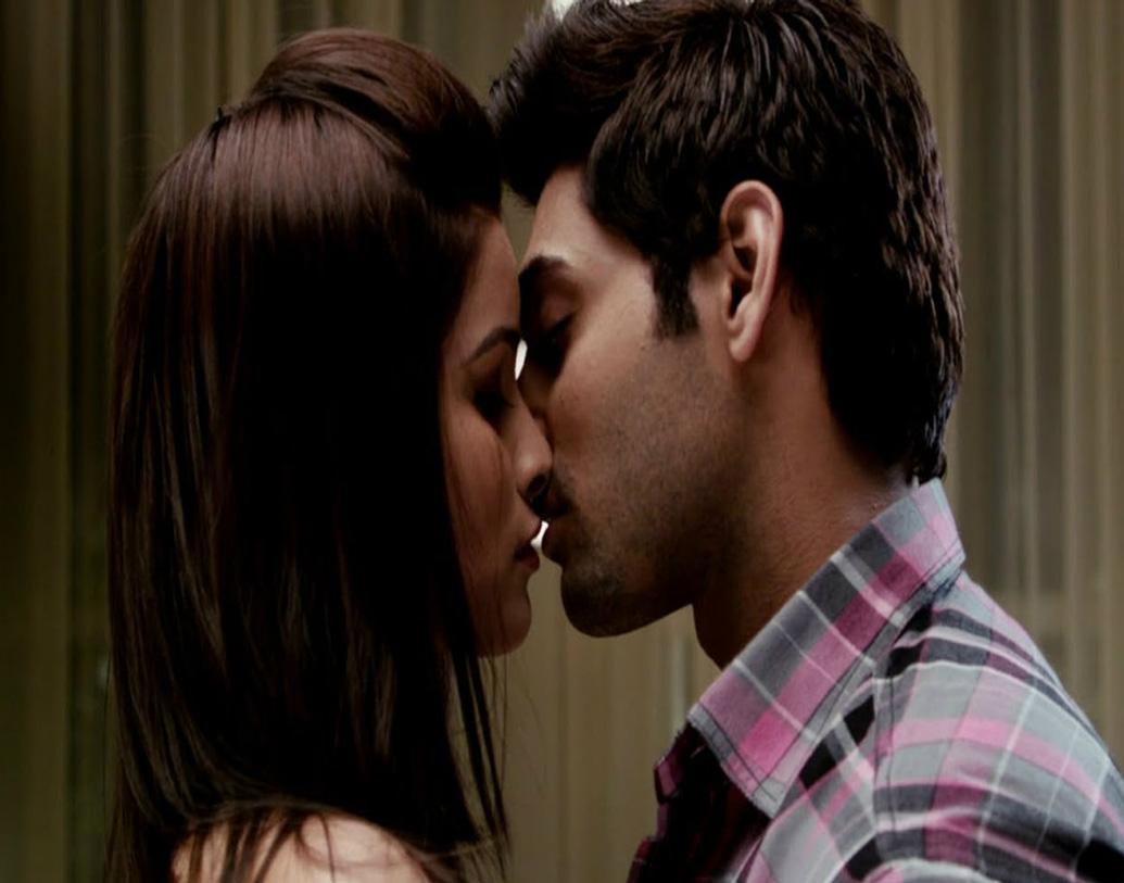 ‘আই ডোন্ট লাভ ইউ’ ছবিতে রুসলান মমতাজ ও চেতনা অভিনীত একটি দৃশ্যে নিয়ন্ত্রণ হারাল রুসলান। নায়ক স্বীকারও করেছিলেন পরে এই কথা। পরিচালক থামার পরেও নায়িকার জামা ‘আনজিপ’ করে ফেলেছিলেন ভুলবশত।