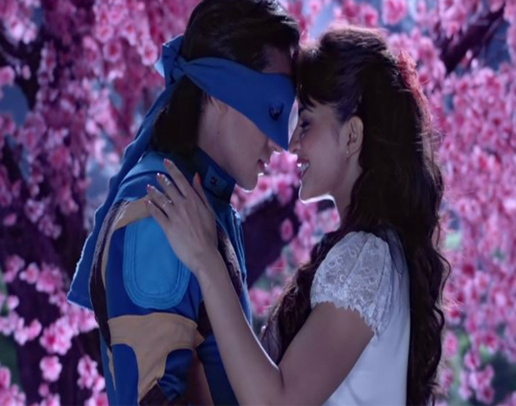 ‘ফ্লাইং জাঠ’ ছবিতে অভিনয়ের সময় জ্যাকলিন ফার্নান্ডেজ ও টাইগার শ্রফের চুম্বনের একটি দৃশ্যে অভিনয় করার ছিল। পরিচালক ‘কাট’ বলার পরেও চুম্বন দৃশ্য থেকে বেরোতে পারেননি নাকি তাঁরা।