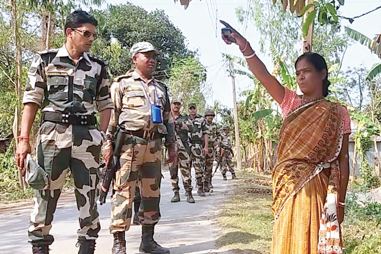 নজরদার: রায়গঞ্জের রাড়িয়া গ্রামে টহল কেন্দ্রীয় বাহিনীর। ছবি: সন্দীপ পাল