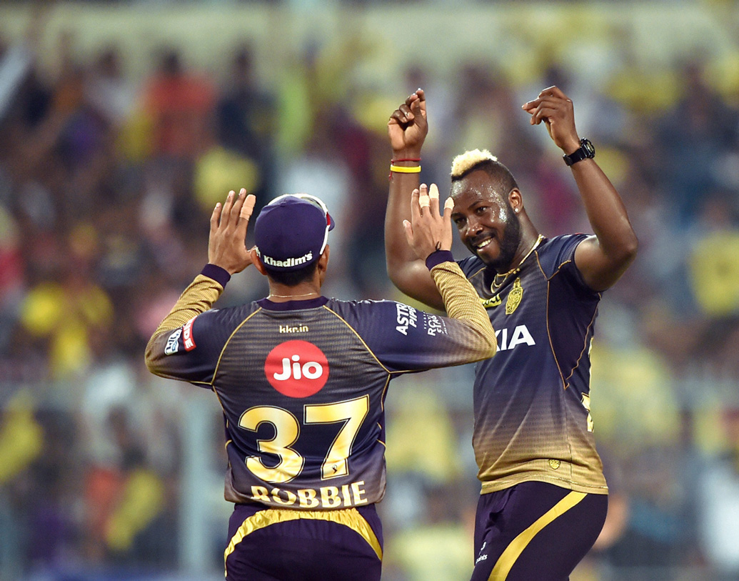 ব্যাট হাতে ৪৮ রান করার পাশাপাশি ২১ রানে দুটো উইকেটও তুলে নিলেন রাসেল।