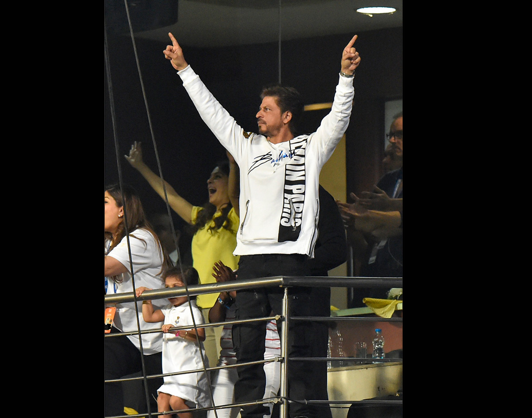 মহম্মদ শামির বলে বোল্ড হন রাসেল। শাহরুখ দু’ হাত বুকের কাছে জড়ো করে টেনশনে চুপ করে গিয়েছিলেন। আম্পায়ার ‘নো বল’ বলতেই লাফিয়ে ওঠেন তিনি। ম্যাচের টার্নিং পয়েন্ট সেটাই।