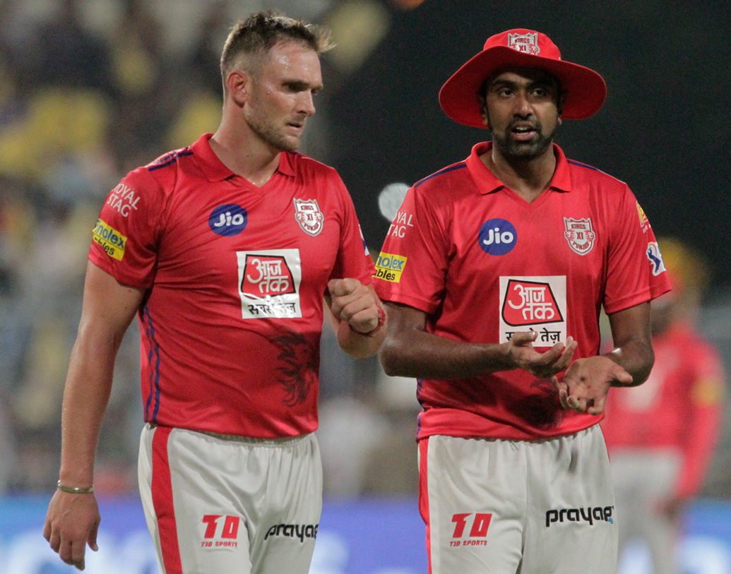 নেতৃত্ব দিতে গিয়ে এ দিন ভুল করেন অশ্বিন। ১৬.৬ ওভারে মহম্মদ শামির বলে বোল্ড হন আন্দ্রে রাসেল। তখন তাঁর রান ছিল তিন। কিন্তু আম্পায়ার রাসেলকে অপেক্ষা করতে বলেন। কারণ, আম্পায়ার দেখেন ৩০ গজের বৃত্তের মধ্যে মাত্র তিন জন ফিল্ডার। নিয়ম অনুযায়ী থাকার কথা ছিল চার ফিল্ডারের।