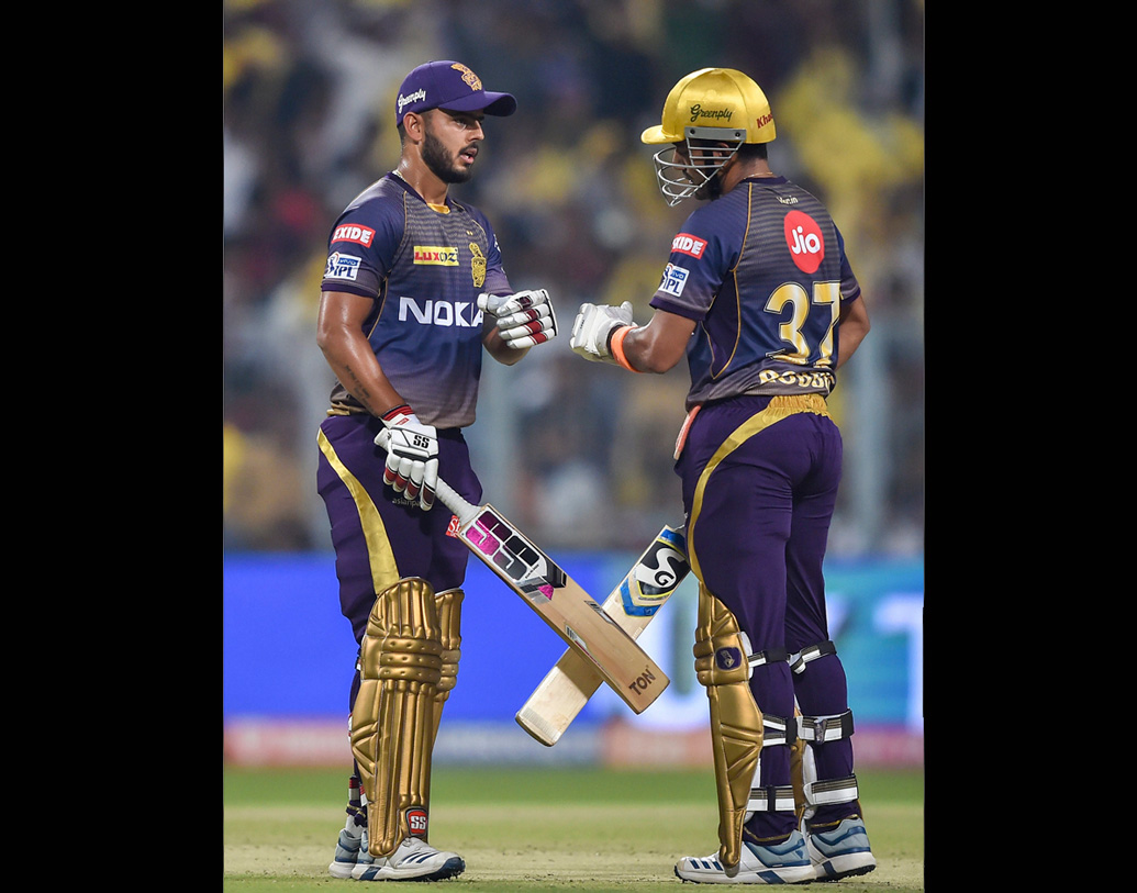 দুই ওপেনার ক্রিস লিন ও নারিন ক্রিজে বেশি ক্ষণ টেকেননি। তবে ঘুরে দাঁড়িয়েছিলেন উথাপ্পা-রাণা জুটি। তাঁদের কাঁধে ভর করেই বড় রান তুলতে পেরেছে কেকেআর।