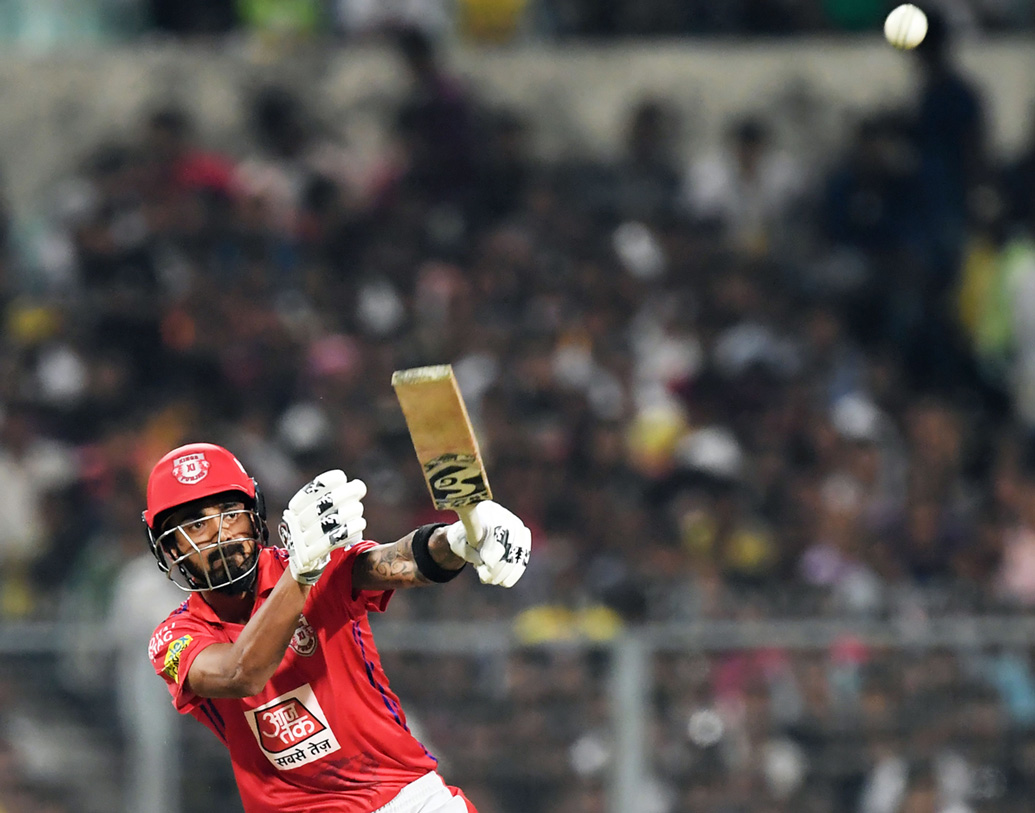 বিশাল টার্গেটের সামনে প্রয়োজন ছিল একটা ভাল শুরু। কিন্তু রাহুলকে ফার্গুসন এবং গেলকে রাসেল ফিরিয়ে ম্যাচের ভাগ্য অনেকটাই নিশ্চিত করেন।