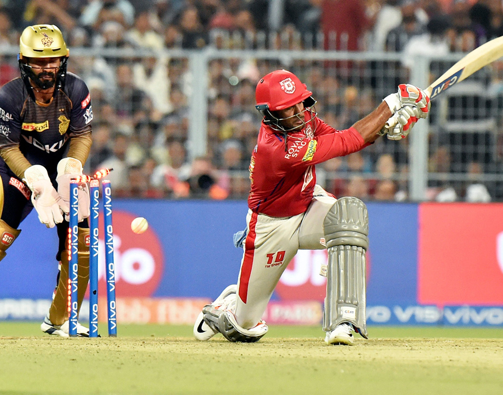 মিলার ও ময়াঙ্কের বিধ্বংসী ব্যাটিংয়ের কারণে ম্যাচে আস্তে আস্তে ফিরতে শুরু করেছিল পঞ্জাব। কিন্তু এর পরে ক্রিজে জাঁকিয়ে বসা ময়াঙ্ক আগরওয়ালকে ফেরান পীযূষ চাওলা।