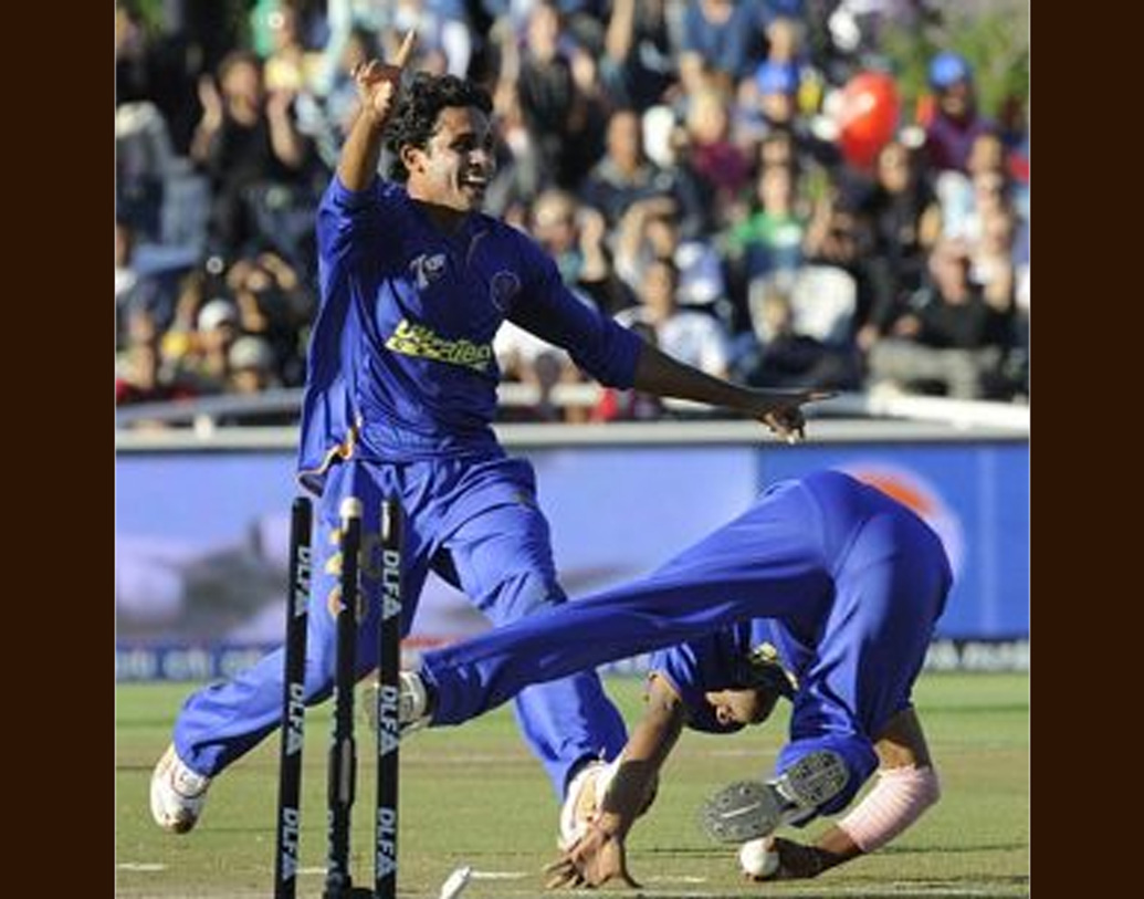 দু’বছর রাজস্থানের হয়ে খেলার পর ২০১১-তে পুণে ওয়ারিয়র্সয়ের হয়েও মাঠে নেমেছিলেন।