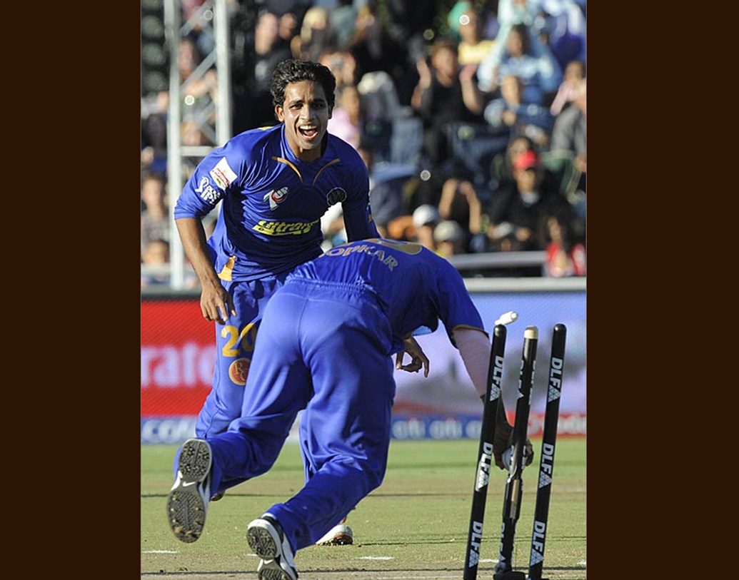 তবে পুণের হয়ে খেলার সময় সেই বোলিং অ্যাকশনই সমস্যায় ফেলেছিল এই বাঁ-হাতি পেসারকে।