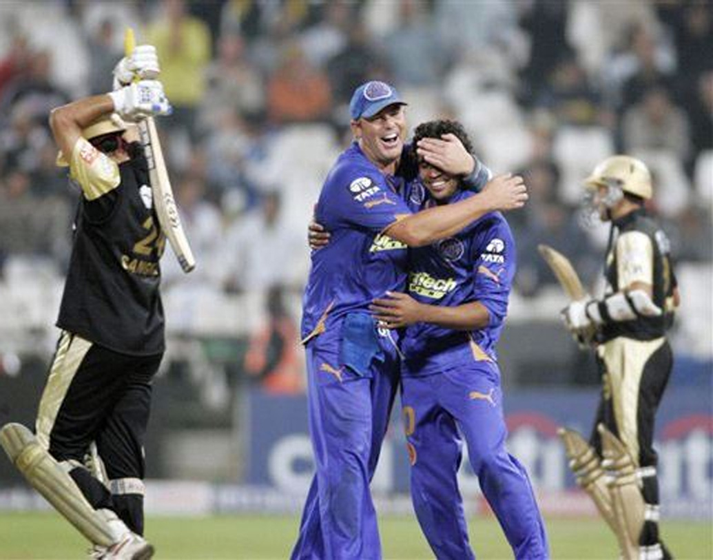 সুনীল গাওস্কর, রবি শাস্ত্রী, আইপিএল কমিশনার ললিত মোদী (কনফারেন্স কলের মাধ্যমে) যোগ দেন বৈঠকে। দল থেকে বাদ পড়েন কামরান।