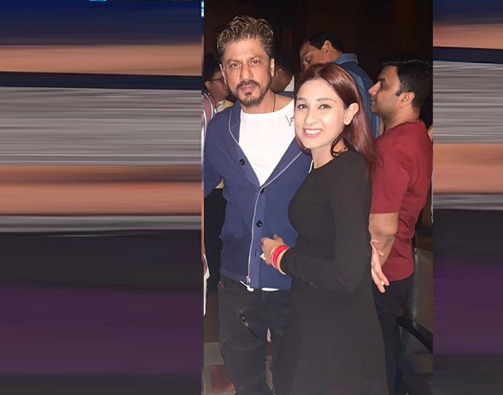 বলি সেলেবদের সঙ্গেও তাঁকে দেখা গিয়েছে একাধিকবার। শাহরুখের খানের সঙ্গে ছবি পোস্ট করেছিলেন তিনি।