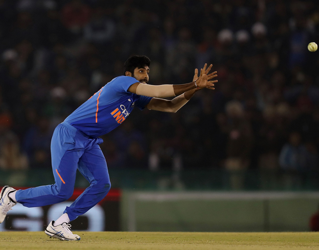 বিশ্বসেরা ডেথ বোলারদের অন্যতম বুমরা ১৯ তম ওভারে মাত্র পাঁচ রান দেন। তাঁর এই ওভারেই জয়ের রাস্তায় অনেকটাই পিছিয়ে পড়ে আরসিবি। এগিয়ে যায় মুম্বই।