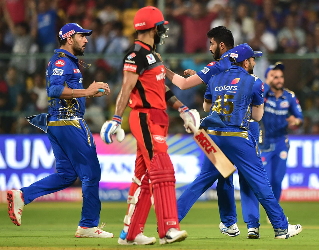 স্লগ ওভারে দুরন্ত বোলিং এবং ২০ রানে ৩ উইকেট নিয়েছেন বুমরা।