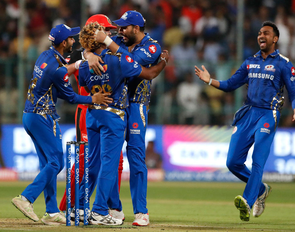 ১৮৮ রানের টার্গেট তাড়া করতে নেমে শেষ ওভারে আরসিবির দরকার ছিল ১৭ রান৷ শেষ বলে কোহালিদের প্রয়োজন ছিল ৭ রান। ম্যাচের শেষ বলে মাত্র এক রান খরচ করে মুম্বইকে ম্যাচ জেতালেন লাসিথ মালিঙ্গা।