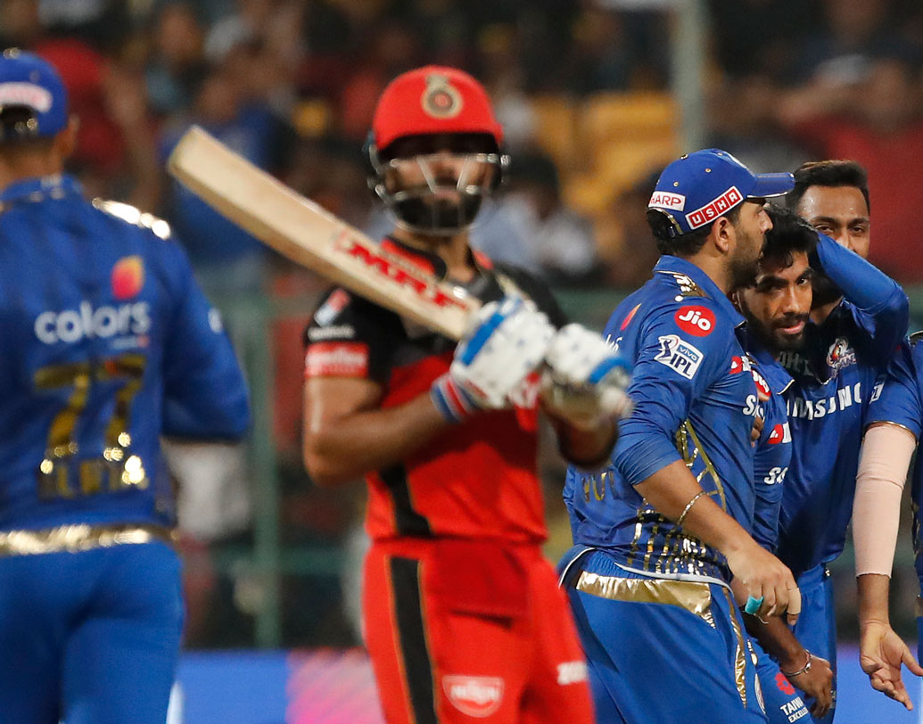 বৃহস্পতিবার বেঙ্গালুরুর চিন্নাস্বামী স্টেডিয়ামে লাসিথ মালিঙ্গার শেষ বল আম্পায়ার ‘নো’ ডাকলে জিততেও পারত বেঙ্গালুরু। তবে তা না হওয়ায় মুম্বইয়ের জয়ের পথ প্রশস্ত হয়।