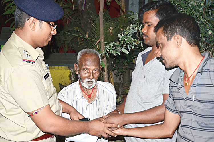 Police helped old woman to return to her home
