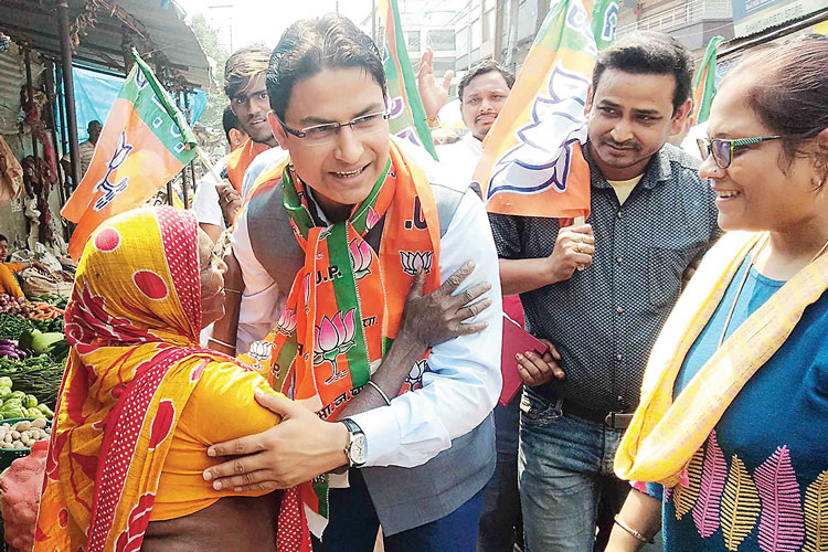 প্রচারে: বৃহস্পতিবার শিলিগুড়িতে দার্জিলিং লোকসভা কেন্দ্রের বিজেপি প্রার্থী রাজু বিস্তা। নিজস্ব চিত্র