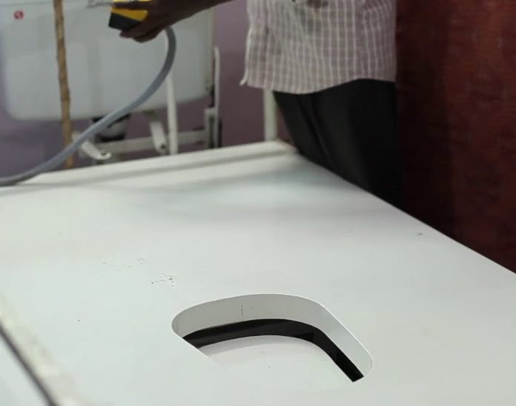 কারও সাহায্য ছাড়া কৃষ্ণাম্মাল মলত্যাগ বা মূত্রত্যাগ করতেও যেতে পারতেন না তাঁর স্ত্রী। তখনই বিছানার মধ্যেই ‘টয়লেট পট’ সংযোগের কথা ভাবেন ঝালাই কর্মী সারাভানামুথু।