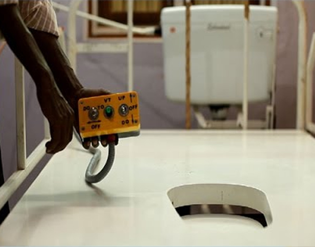 ১২ ভোল্টের ব্যাটারি, ২ গিয়ারের মোটর রয়েছে এতে। ফলে টয়লেট পট বেঁকে গিয়ে বর্জ্য নিষ্কাশন হয়ে যায় নিজে থেকেই। ফ্লাশ ট্যাঙ্ক, ক্লোসেট, পাইপ যুক্ত থাকে সেপটিক ট্যাঙ্কে।