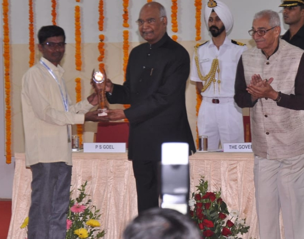 কোনও প্রথাগত শিক্ষা নেই, নেই কোনও বিশেষ প্রশিক্ষণ। তাও একেবারে নিজের চেষ্টাতেই বিশেষ প্রযুক্তির এই খাট বানিয়ে রাষ্ট্রপতি পুরস্কার পেয়েছেন ইনি।