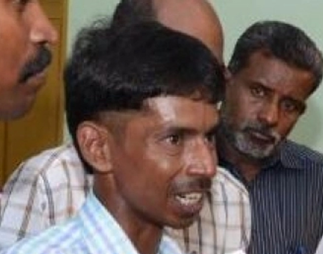 জাতীয় পুরস্কার পাওয়া সারাভানামাথুর তৈরি এই খাট প্রথম কিনতে চান চেন্নাইয়ের এক ব্যক্তি, যাঁর মা ছয় বছর শয্যাশায়ী।