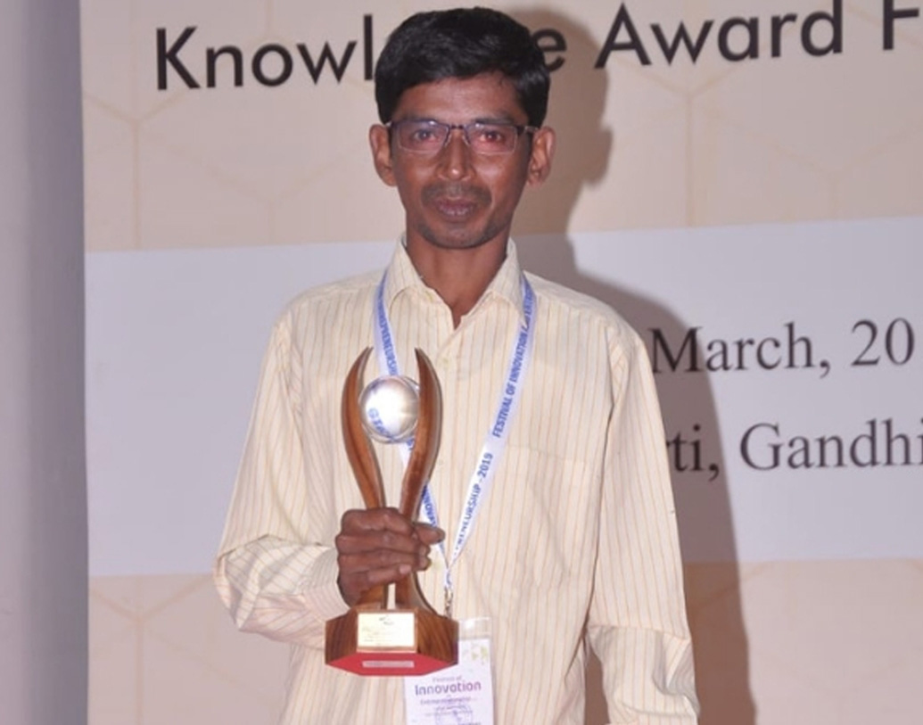 যে গ্রামবাসীরা ঠাট্টা করত, তাঁরাই আজ গর্বিত সারাভানামাথুর জন্য, বলেন তিনি। শুধু চেন্নাই থেকেই ৩৫০টি টয়লেট পটওয়ালা খাটের বরাত পেয়েছেন তিনি।