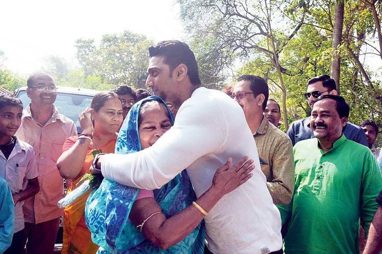 আপনজন: জেঠিমা দুর্গা অধিকারীর সঙ্গে দেব। বৃহস্পতিবার কেশপুরের বাড়িতে। ছবি: সৌমেশ্বর মণ্ডল।