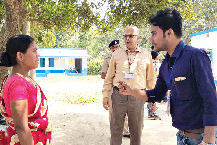 পর্যবেক্ষক: বাসিন্দাদের কথা শুনছেন পর্যবেক্ষকেরা। নিজস্ব চিত্র