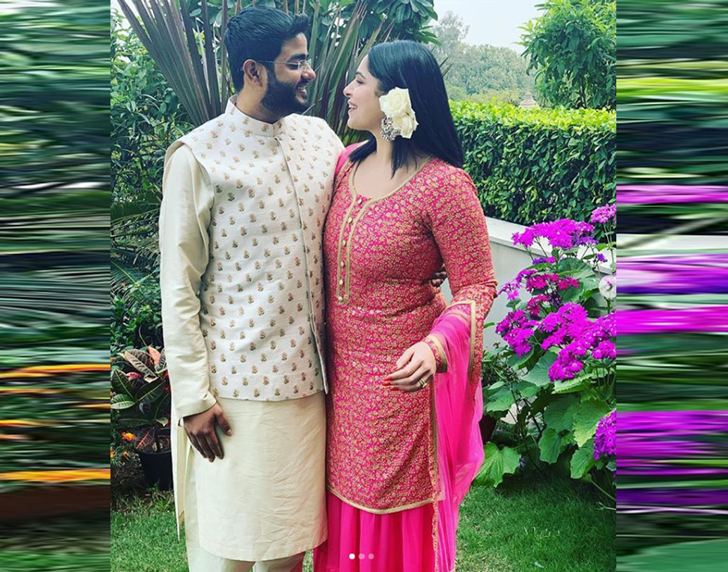 বাড়ির খুব কাছের আত্মীয়দের নিয়েই পঞ্জাবি মতে রোকা অনুষ্ঠান হল। এটি বাঙালি মতে আশীর্বাদের অনুষ্ঠানের মতোই।