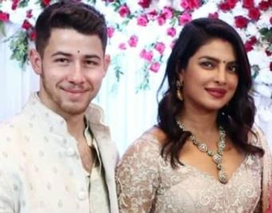 প্রিয়ঙ্কা পরেছিলেন রুপোলি জরির নকশা করা সাদা রঙের আনারকলি কুর্তা।