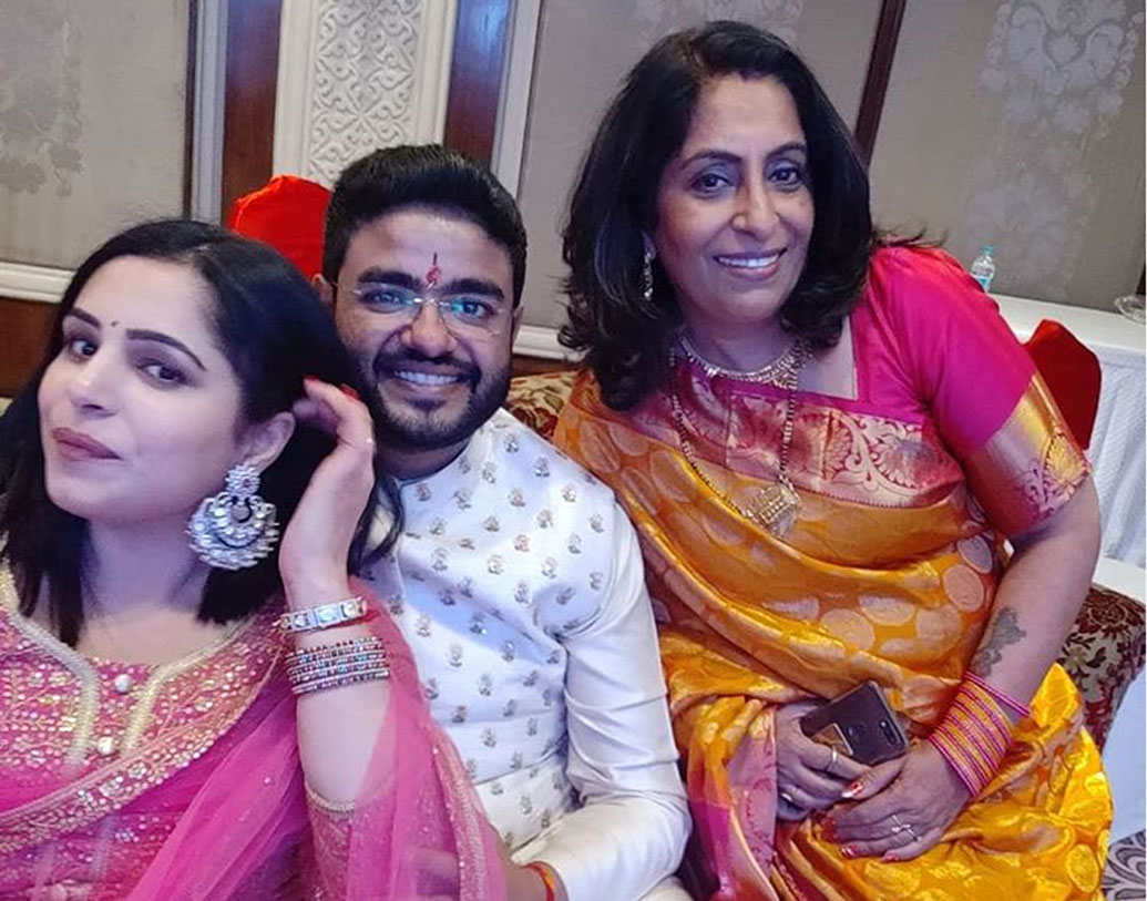 মধু চোপড়ার সঙ্গেও ছবি পোস্ট করেছেন ঈশিতা। ছবি পোস্ট করেছেন নিজের মায়ের সঙ্গেও।