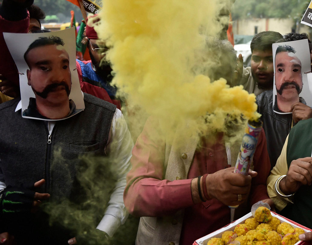 সূত্রের দাবি, স্ক্যানের রিপোর্ট স্বাভাবিক। চিকিৎসকেরা মনে করছেন, প্যারাশুট থেকে মাটিতে পড়ে যাওয়ার জন্যি পিঠে কালশিটে পড়েছে উইং কমান্ডারের। তবে এতটা উপর থেকে পড়ে যাওয়া, না গ্রামবাসীদের মারধর— ঠিক কী কারণে পাঁজরের হাড়ে চিড় ধরেছে, খতিয়ে দেখছেন চিকিৎসকেরা।