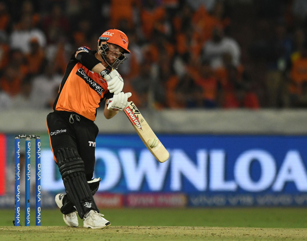 ডেভিড ওয়ার্নার: বর্তমানে অরেঞ্জ ক্যাপ রয়েছে এই অজি ব্যাটসম্যানের দখলে। নির্বাসন থেকে ফিরে প্রথম দু’টি ম্যাচেই নজর কেড়েছেন। এখনও পর্যন্ত রান করেছেন ১৫৪। স্ট্রাইক রেট ১৭০-এর উপর।