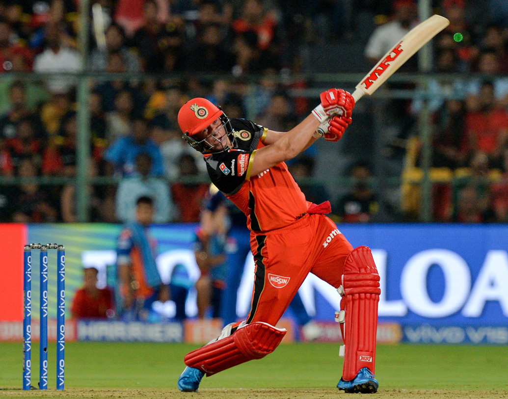 এ বি ডে’ভিলিয়ার্স: মুম্বই ইন্ডিয়ান্সের বিরুদ্ধে দ্বিতীয় ম্যাচেই নিজের ‘পরিচয়’ চিনিয়ে দিয়েছেন। ৪১ বলে ৭০ রান করে দলকে প্রায় জিতিয়ে দিয়েছিলেন। সব সময়ই অরেঞ্জ ক্যাপের অন্যতম দাবিদার এবি।