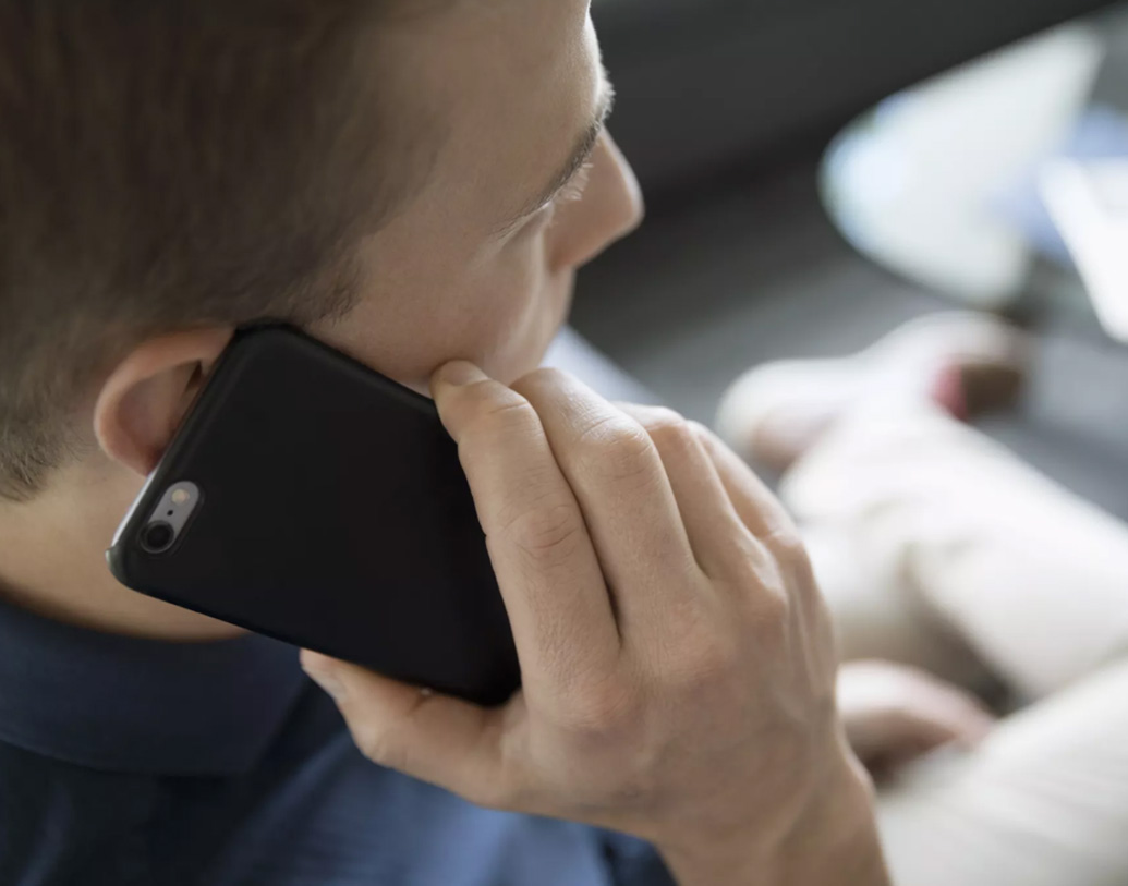 আপনি কারও সঙ্গে ফোনে কথা বলছেন। কিন্তু, মাঝে মধ্যেই সন্দেহজনক শব্দ শুনতে পাচ্ছেন ফোনের অন্য প্রান্ত থেকে। বিষয়টি কখনই হালকা ভাবে নেবেন না। এমন হলে ফোন ট্যাপ হওয়ার আশঙ্কা থাকে।