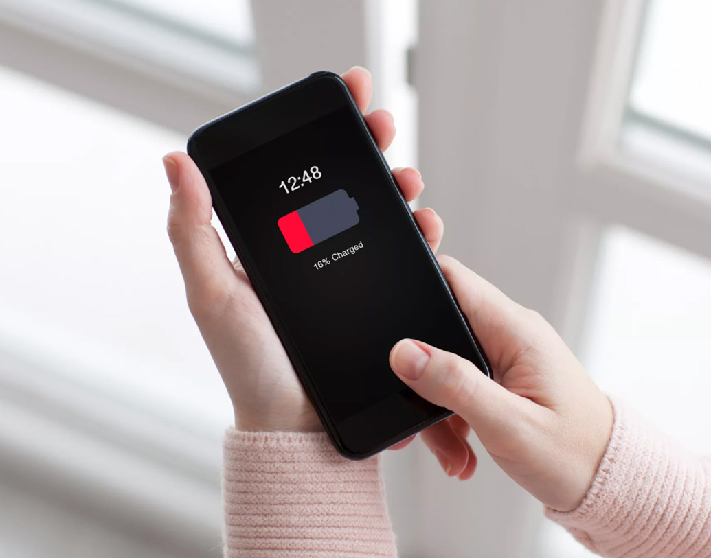 মোবাইলের ব্যাটারি ঠিকঠাক কাজ করছিল। কিন্তু, হঠাৎ খেয়াল করলেন, যতই চার্জ দিন না কেন, বেশি ক্ষণ চার্জ থাকছে না। তৎক্ষণাৎ বিষয়টি নিয়ে বিশেষজ্ঞদের সঙ্গে কথা বলুন।