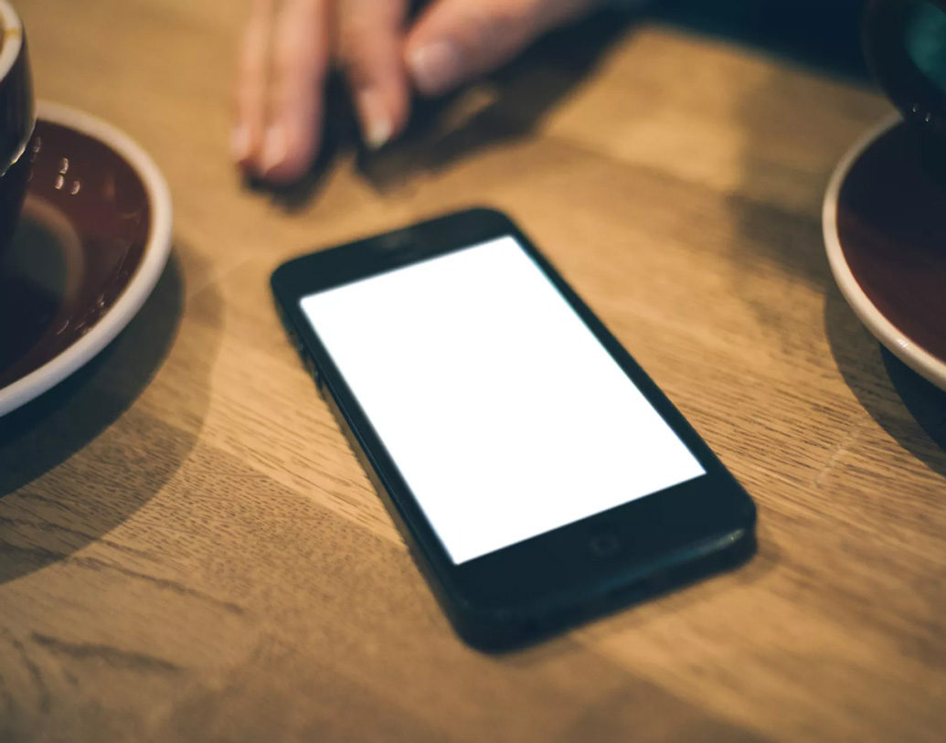 আপনি কি কোনও সন্দেহজনক এসএমএস পাচ্ছেন? বা আপনার ফোন মাঝে মাঝে বন্ধ হয়ে যাচ্ছে। বিষয়টিকে হালকা ভাবে নেবেন না। ফোন কোনও ‘উদ্ভট’ আচরণ করলে তা অবশ্যই সন্দেহের।