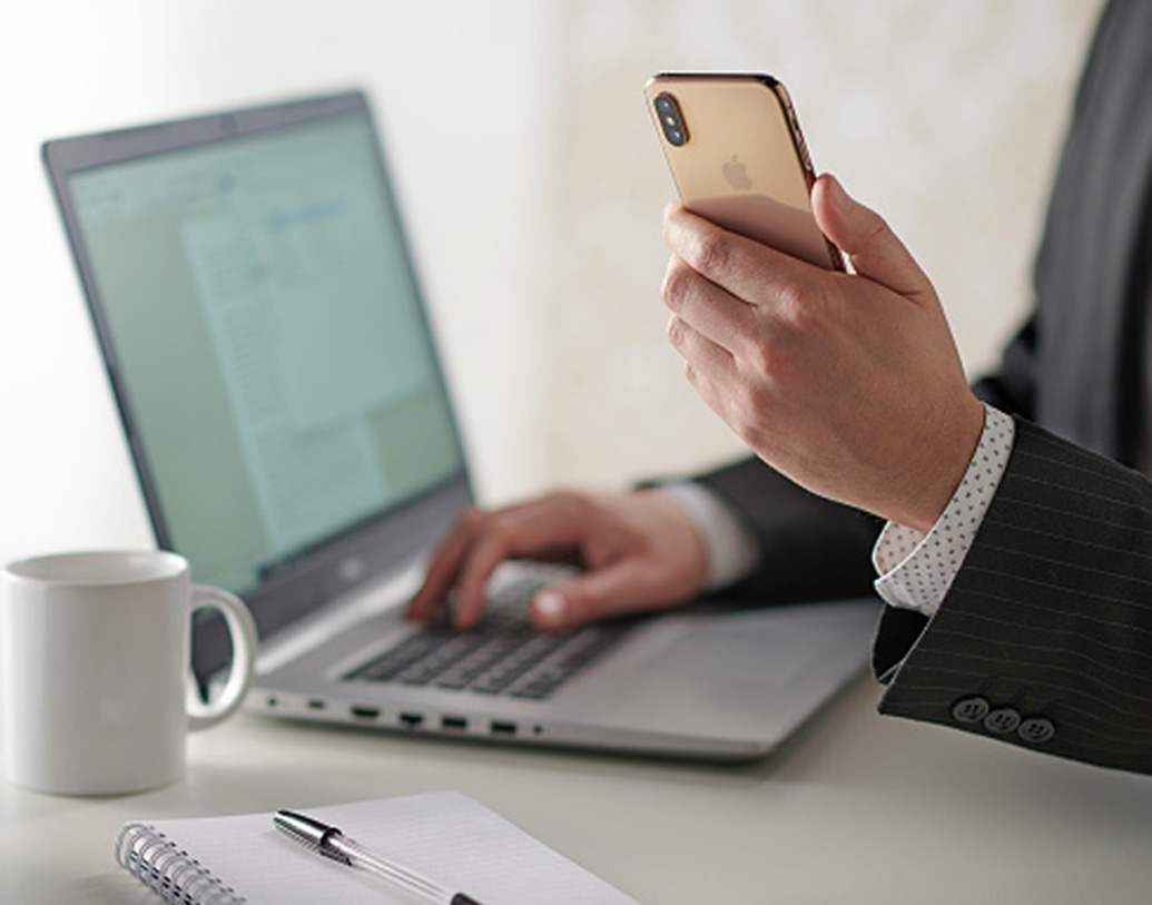 আপনি ফোন ব্যবহার করছেন না। ফোনের কাছাকাছি থাকা কোনও ইলেকট্রনিক যন্ত্রাংশ হঠাৎই কাঁপতে শুরু করল। বিষয়টি অবশ্যই সন্দেহজনক। আপনার ফোন হ্যাক করে কেউ ব্যবহার করছেন না তো?