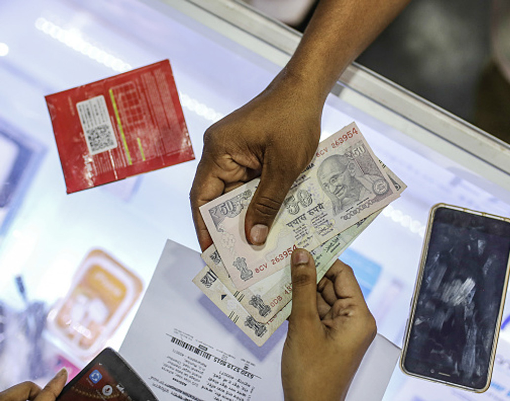 আর অবশ্যই নজর রাখুন ফোনের বিলের দিকে। সন্দেহজনক বিল দেখলেই সার্ভিস প্রোভাইডারের সঙ্গে যোগাযোগ করুন।