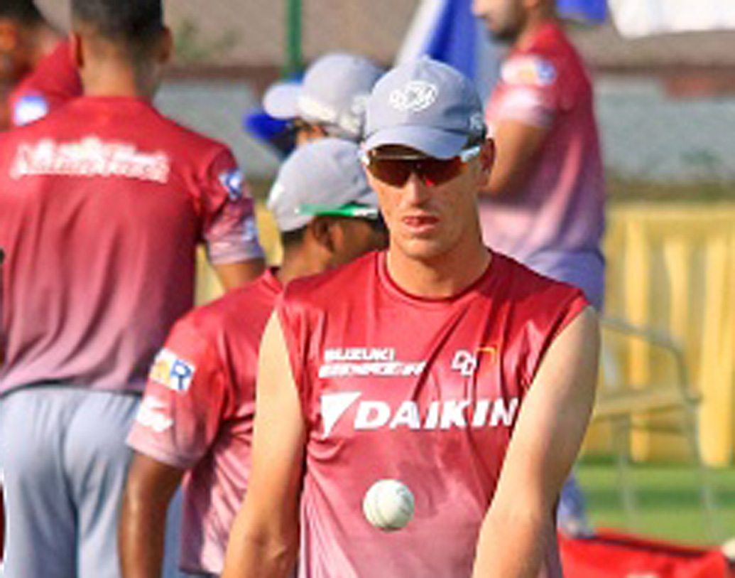 ক্রিস মরিস: দক্ষিণ আফ্রিকার এই পেসার অলরাউন্ডারকে কিমো পলের জায়গায় দলে নিতে পারে দিল্লি। এর ফলে বোলিংয়ে বৈচিত্র তো আসবেই, শেষ দিকে পাওয়ার হিটিংয়েও সুবিধা হবে।