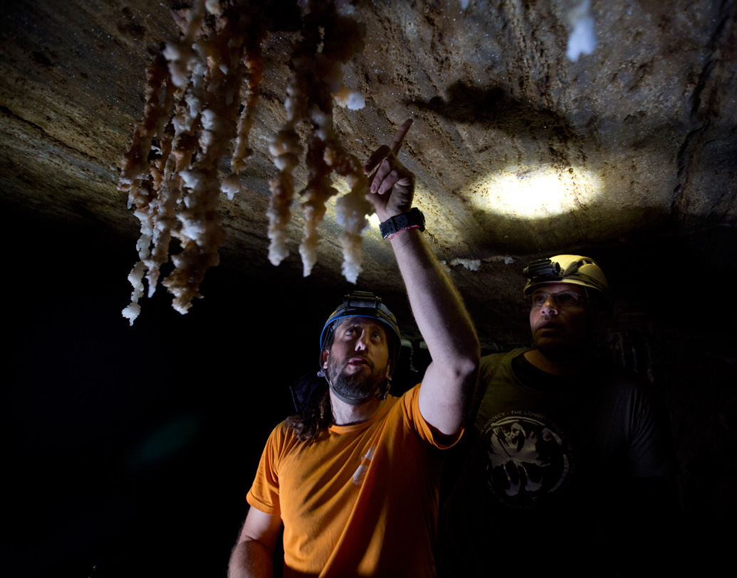 ডেড সির কাছেই বিশ্বের দীর্ঘতম সল্ট কেভ বা নুনের গুহা আবিষ্কার করেছেন, দাবি গবেষকদের। এর আগে ইরানের নামাকদান গুহার দখলে ছিল এ রেকর্ড।