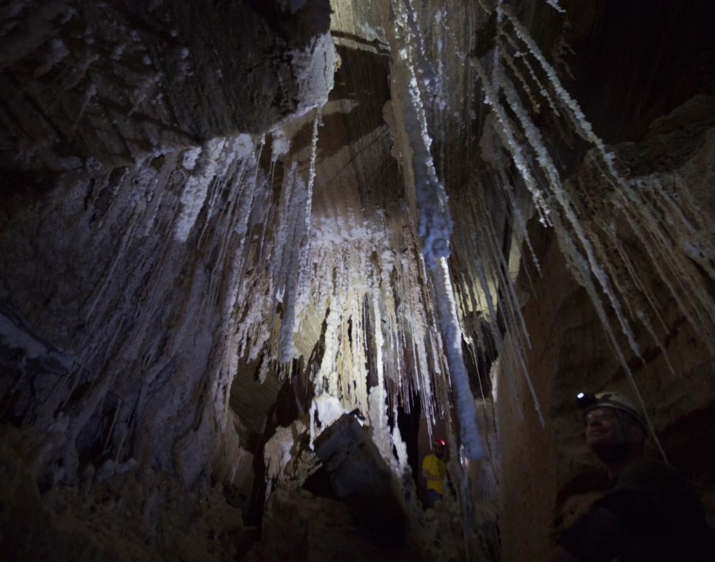 ১০০টিরও বেশি কক্ষ রয়েছে গুহায়। একটি কক্ষ আবার প্রায় ৫,৬৮৫ মিটার পর্যন্ত বিস্তৃত।