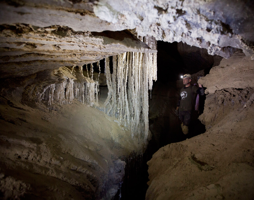 গুহাটি ইজরায়েলের বৃহত্তম সোদম পাহাড় বেয়ে দক্ষিণ-পশ্চিমাঞ্চলের কাছে মৃত সাগর বা ডেড সিতে গিয়ে শেষ হয়েছে বলে জানিয়েছেন হিব্রু বিশ্ববিদ্যালয়ের গবেষকরা।