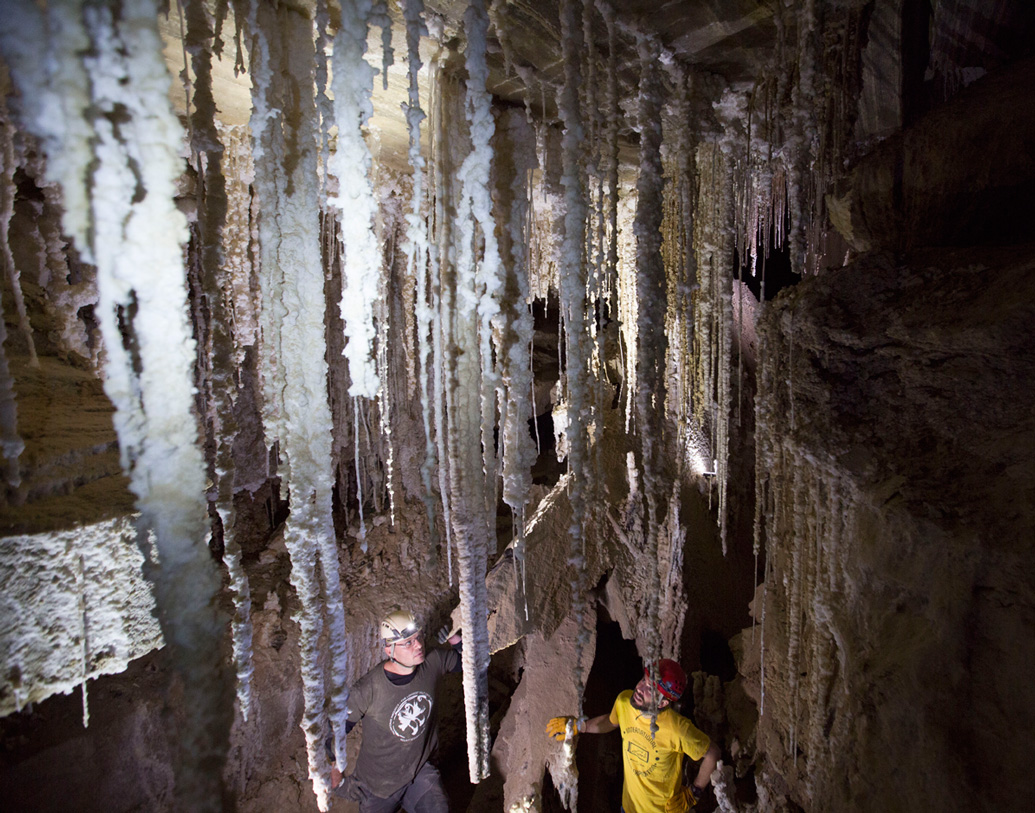 দু’বছর আগে ইজরায়েলের ইয়োয়াভ নেগেভ ফ্রামকিন এই গুহা খোঁজার অসমাপ্ত কাজ শেষ করার উদ্যোগ নেন। এতে তিনি বুলগেরিয়ার গুহা গবেষকদের অন্তর্ভুক্ত করেন।